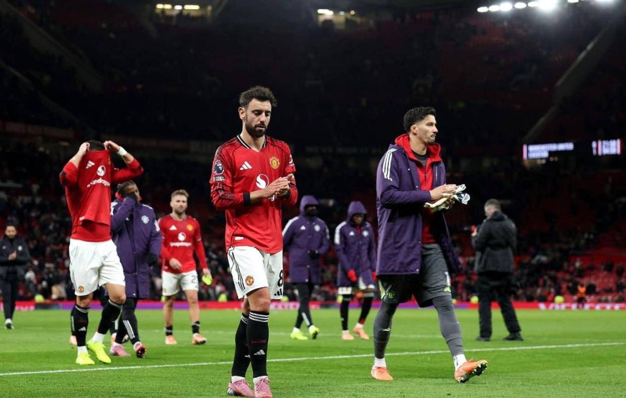 熟悉的曼联回来了？开场13分钟就多打一人，仍在主场爆冷输球